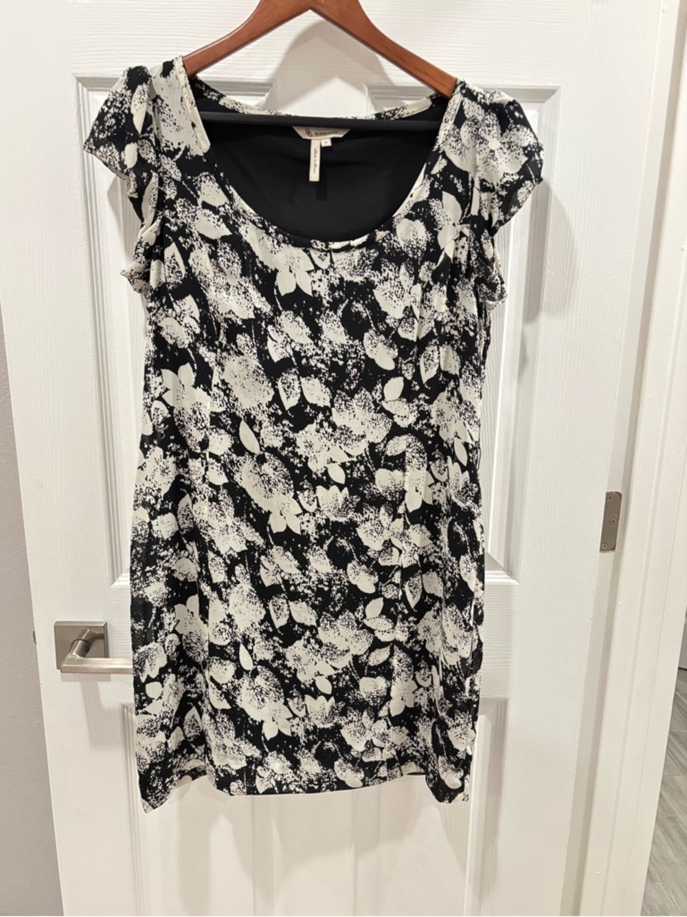BCBGeneration Black & White Floral Cap-Sleeve Mini Dress size 10